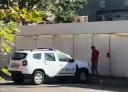 Херсонцы заметили пьяного мужчину, описавшего машину полиции средь бела дня