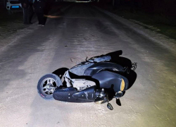 В Геническом округе скутеристка сбила пешехода и упала со скутера