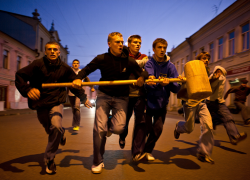 В Херсоне засняли, как банда с огромной кувалдой жёстко разгонала наркозакладчиков