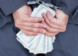 Жителя Херсонщины будут судить за попытку дать взятку полицейскому