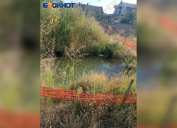 В Скадовске больше года не зарывают огромный котлован с водой