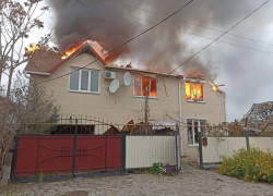 Новая Каховка осталась без домов и тепла: после обстрела разрушено три дома