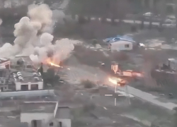 Бойцы ВС РФ эпично проехали по минному полю и выжили в сгоревшей дотла «Буханке»