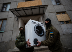 Мародёры попали на видео при взломе дома в Херсонской области
