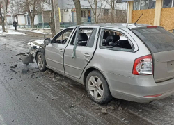 В Новой Каховке дрон ВСУ разорвал гражданскую машину у аптеки