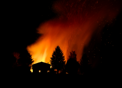 Разрушительный пожар вспыхнул после внезапных взрывов на левом берегу Херсонщины