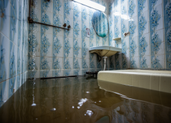 «Затопило четыре этажа»: в Скадовске УК сутки не реагировала на коммунальную аварию