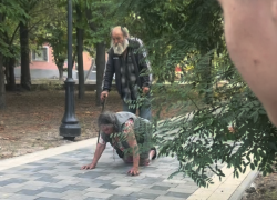 В Геническе сняли на видео странную прогулку деда с женщиной на четвереньках