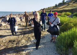 Жители Геническа вычистила часть побережья Азовского моря