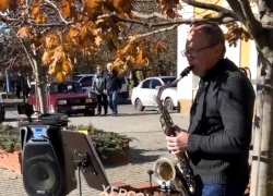 Саксофониста, играющего на опустевшей площади Херсона, сняли на видео прохожие