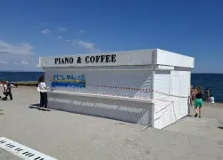 Херсонский бизнесмен закрыл рассвет ларьком на пляже в Одессе и вызвал скандал