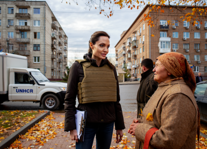 Новые подробности поездки Анджелины Джоли в Херсон: её охранник пропал, актриса незаконно пересекла границу пешком