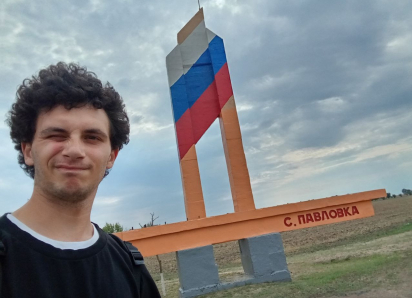 В Геническе 23-летний брат стал единственной опорой 12-летней сестры после смерти матери