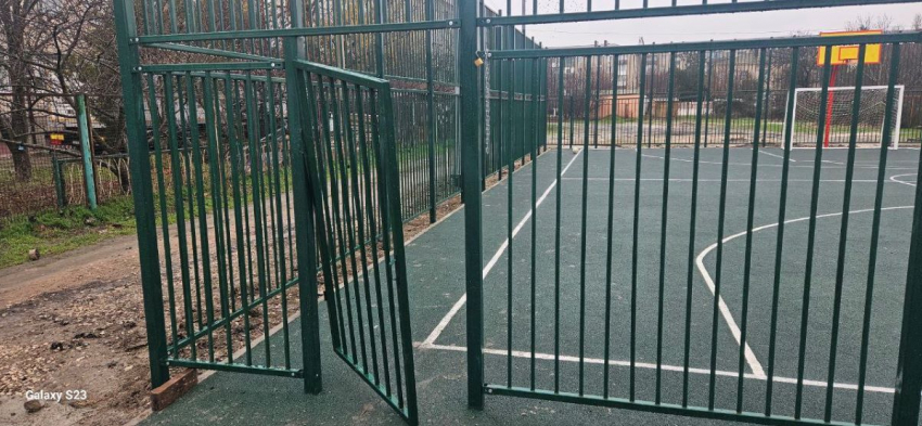 В Геническе вандалы разгромили новую спортплощадку