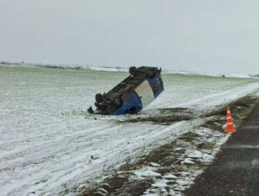 Водитель микроавтобуса пострадал в страшном ДТП на трассе в Каховском округе