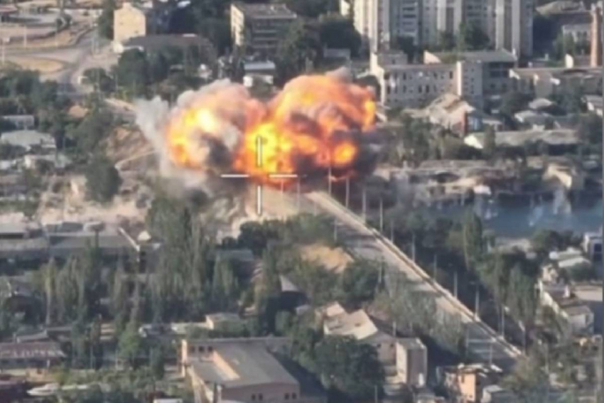 Момент попадания ФАБ-3000 по мосту в Херсоне попал на видео