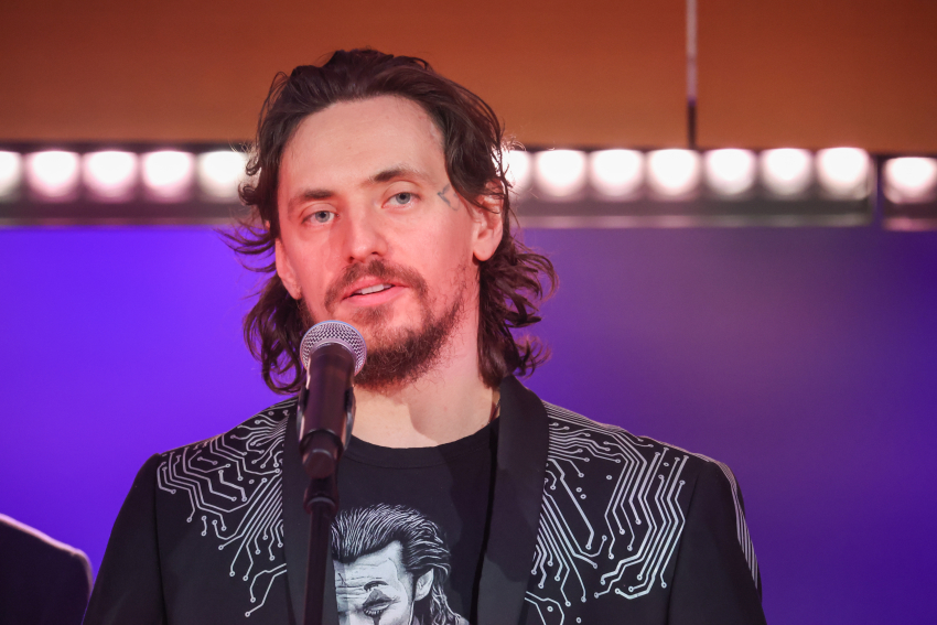 Лишенный гражданства Украины херсонский артист показал татуировку с Путиным