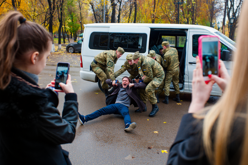 В Херсоне военкомы избили двух девушек за съёмку насильной мобилизации горожанина