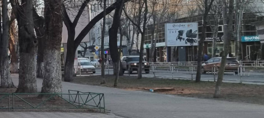 Власти Херсона показательно убирают улицы, пока горожане выживают без света и тепла