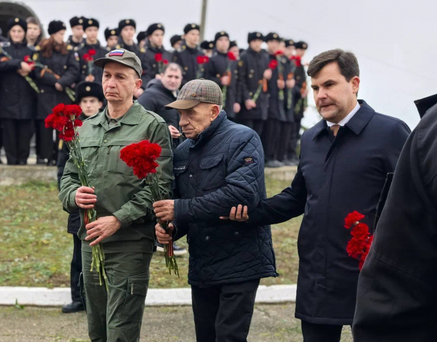 Пережил два покушения ВСУ и спас тысячи людей: как главврач больницы в Алёшках помог выжить городу 