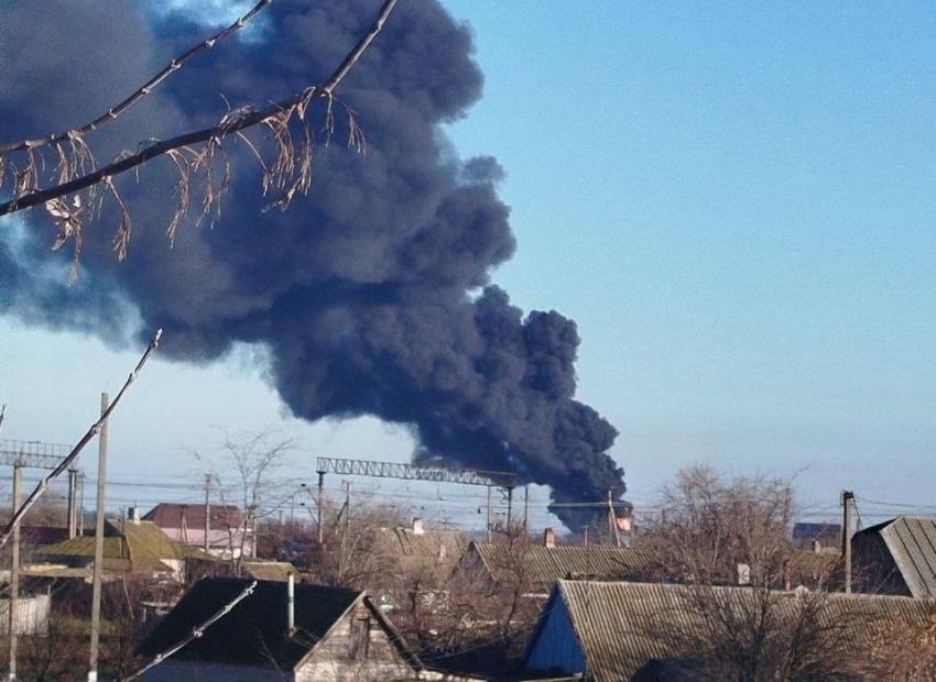 Бензовоз загорелся в Херсонской области, дым видно за несколько километров