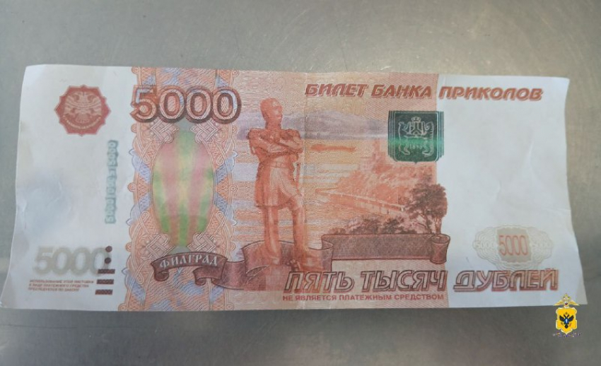 В Херсонской области мужчина расплатился «дублями» из «банка приколов» и обчистил дом на 160 тысяч