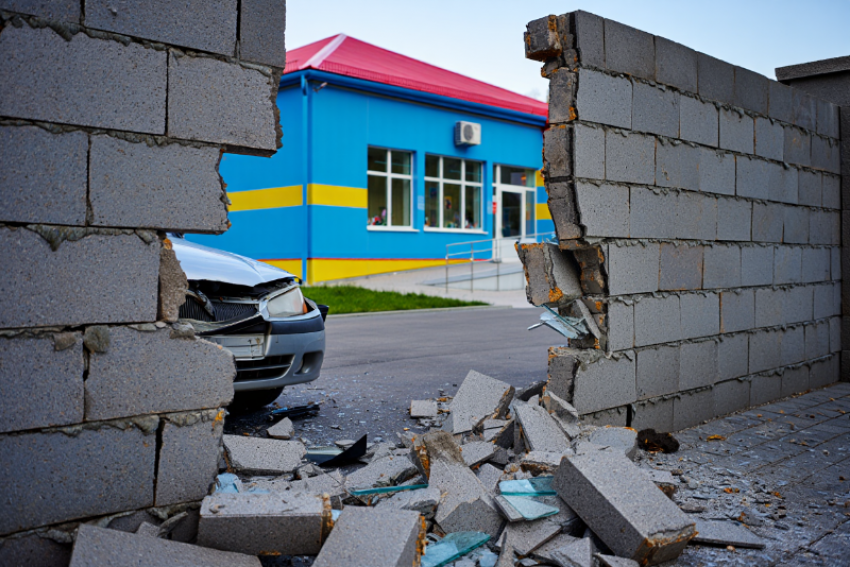 В Херсоне боевики ВСУ протаранили детский сад на автомобиле