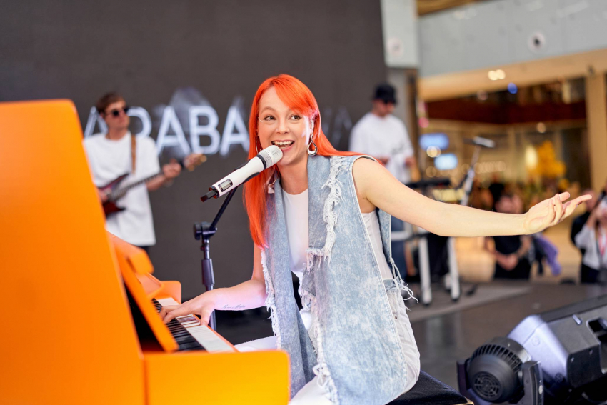 «Это не моя война, я просто хочу петь»: певицу из Херсона Светлану Тарабарову затравили за форму ВСУ в спортзале