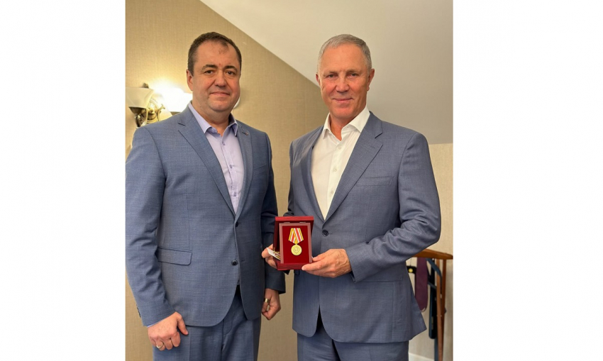 «Позирует с медалью»: как живет в России подозреваемый по делу о сожжении людей в Одессе