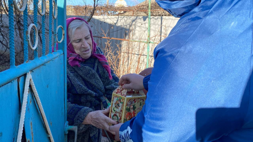 Волонтёры доставили освящённую воду маломобильным людям в Херсонской области