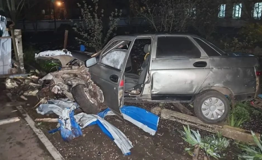 В Геническом округе водитель без прав снёс ЛЭП и влетел в забор дома