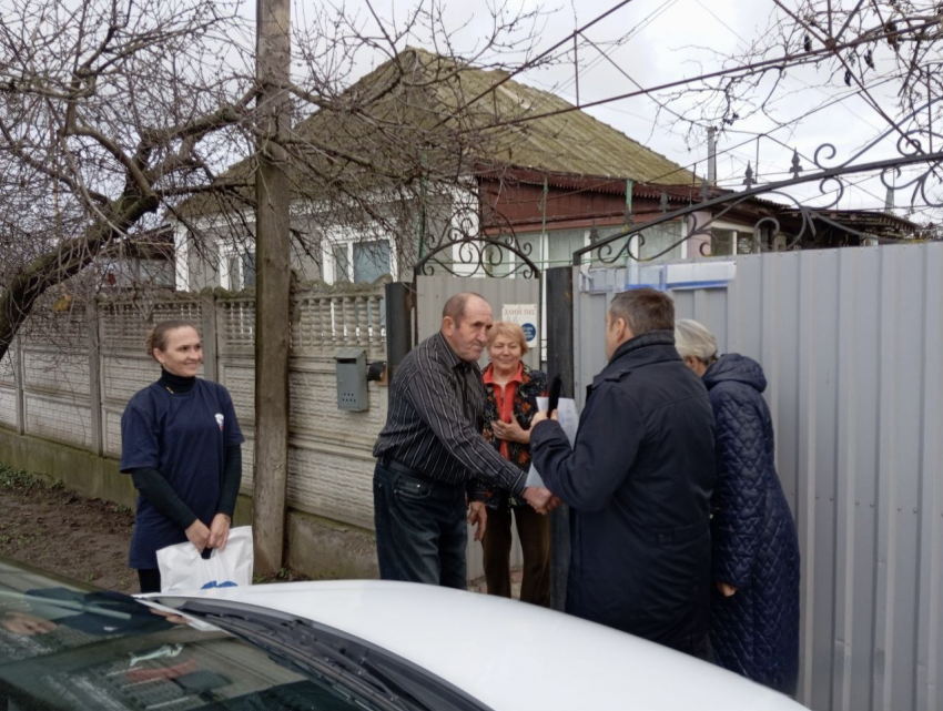 В Херсонской области сыну фронтовика вручили часы с символикой Дня Победы