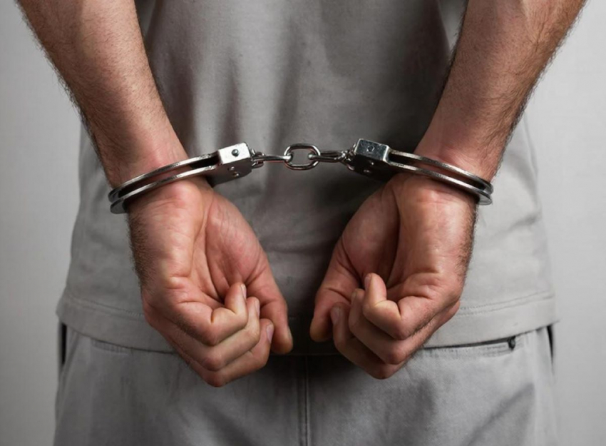 Под Херсоном полицейский выстрелил в мужчину из табельного оружия