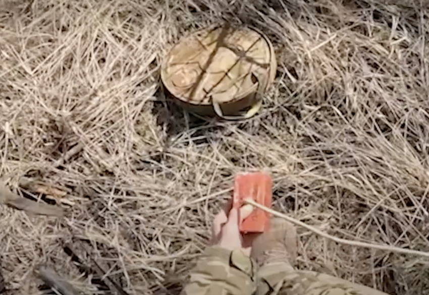 В Херсонской области сапёры обезвредили упавшую с дрона ВСУ противотанковую мину