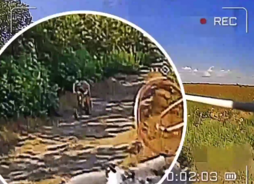 На видео попал момент спасения херсонца от военкомов российским дроном