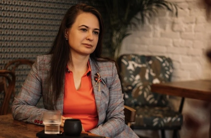 Чиновницу, чья дочь «работала» в отпуске за границей, уволили из Херсонского горсовета