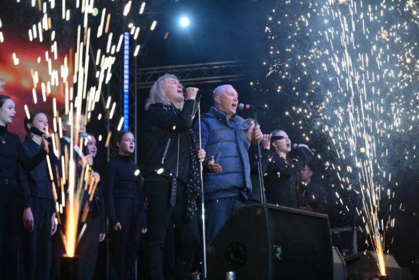 Рекордные 1200 литров ухи и рок от Сальдо: как Геническ отметил День воссоединения с Россией