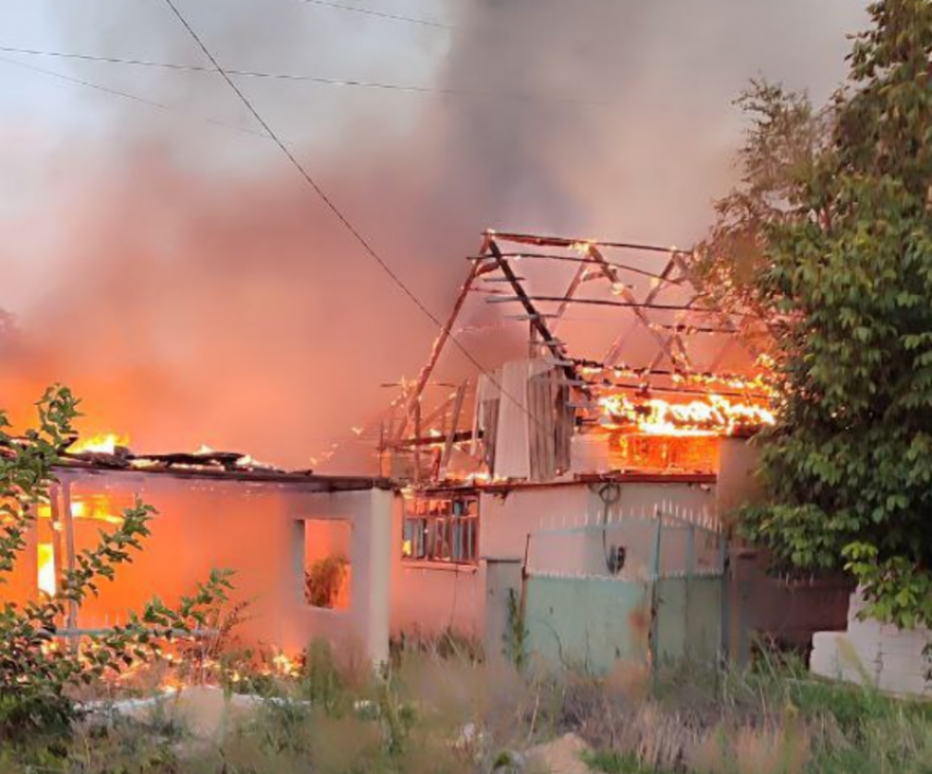 Дроны ВСУ атаковали Каховку: произошло два пожара, жители чудом спаслись