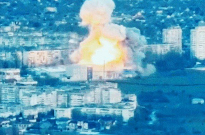 Появились кадры нанесения четырёх авиаударов по ледовому дворцу в Херсоне