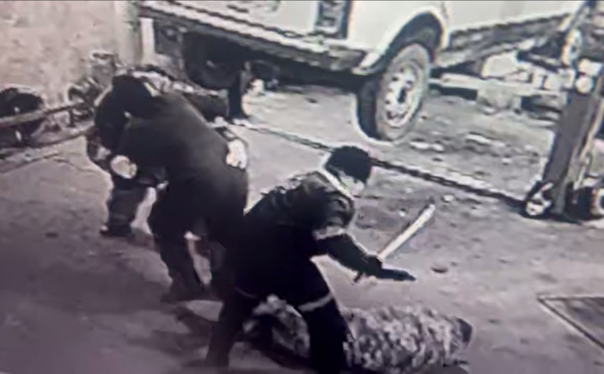 В Херсонской области сотрудники СТО арматурой отбили механика у сотрудников военкомата, видео