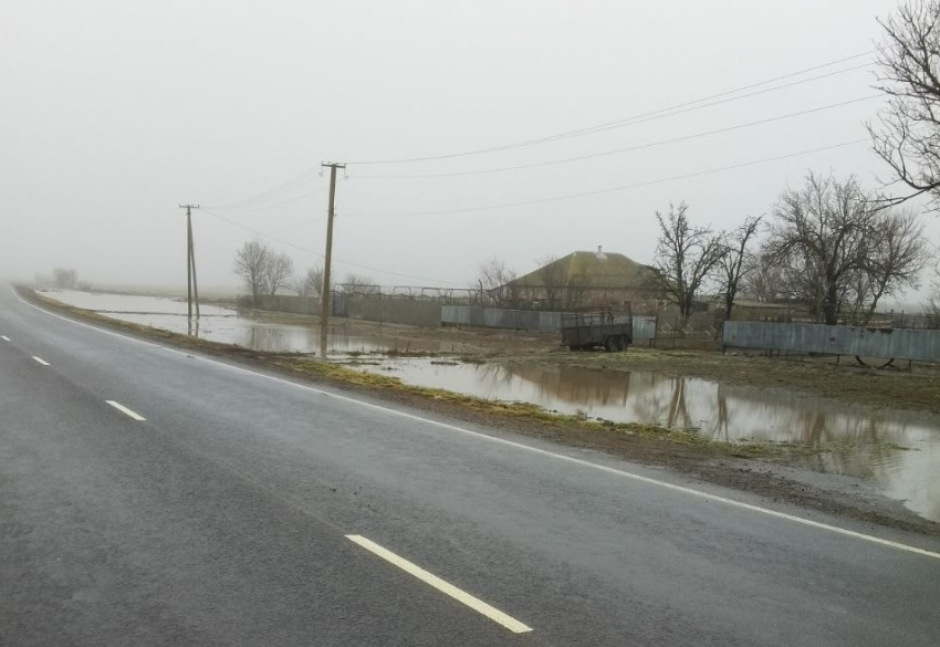 В селе Генического округа талые воды угрожают затопить жилые дома