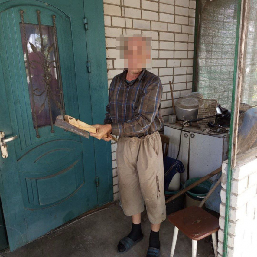 Житель Херсонской области зарубил собутыльника тяпкой