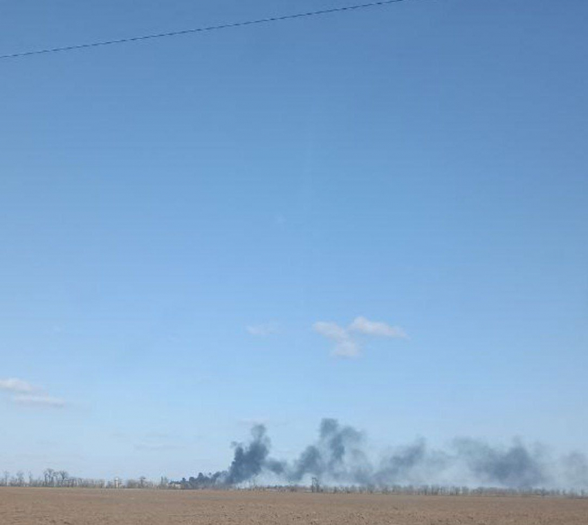 Сельхозтехника загорелась в Херсонской области после удара ВСУ