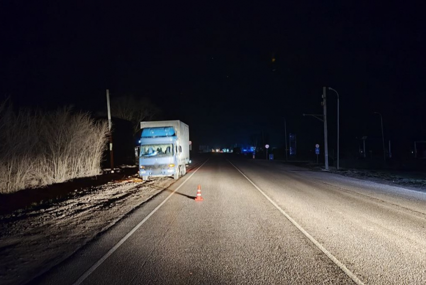 В Геническом округе пешеход чудом выжил после наезда грузовика на трассе