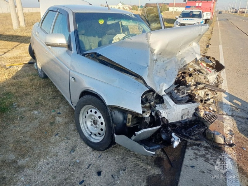 Херсонские спасатели вытащили аккумулятор из покореженного в ДТП авто