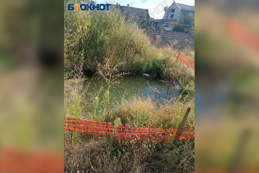 В Скадовске больше года не зарывают огромный котлован с водой