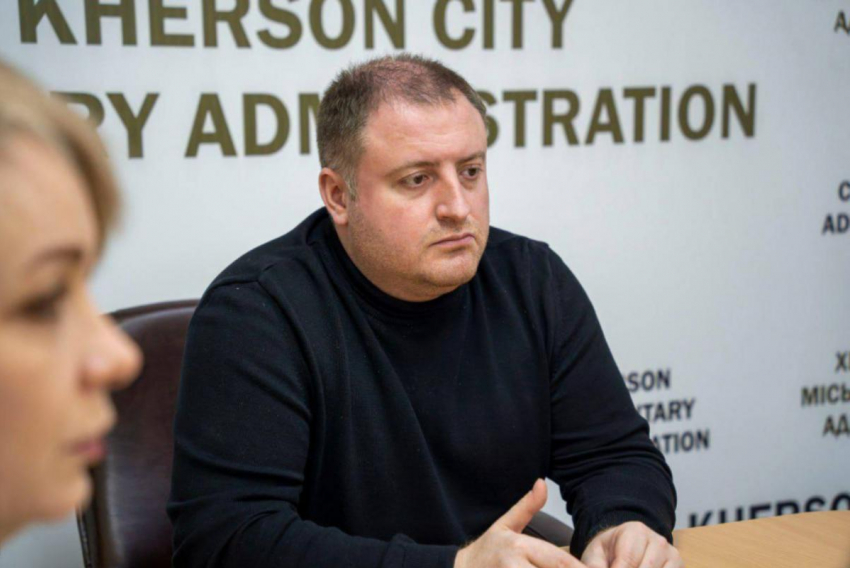Уволенный мэр Херсона Мрочко предложил обтянуть неработающие троллейбусы сетями от дронов