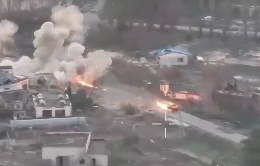 Бойцы ВС РФ эпично проехали по минному полю и выжили в сгоревшей дотла «Буханке»