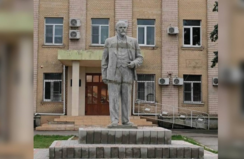 В Геническе перенесут памятник Ленину 
