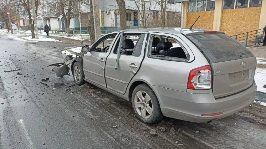 В Новой Каховке дрон ВСУ разорвал гражданскую машину у аптеки